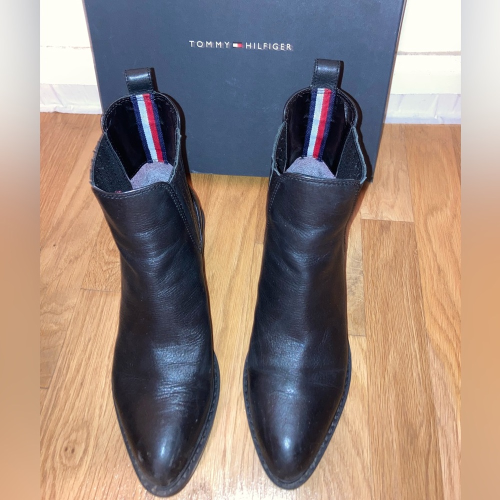 Tommy Hilfiger Black leather Woman’s Ankle Boots. Excellent conditions w box.